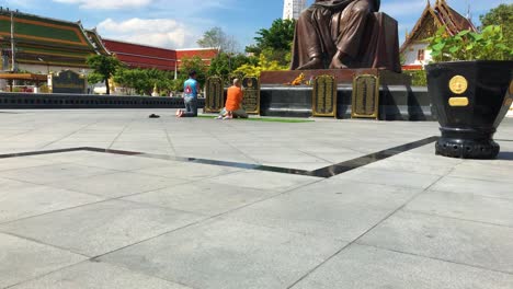 Bangkok,-Tailandia---21-De-Noviembre-De-2023:-Gente-Rezando-A-La-Estatua-De-Somdet-Phra-Buddhacarya-A-Brahmaramsi-O-Somdet-To,-Uno-De-Los-Monjes-Más-Grandes-De-La-Historia-Del-País