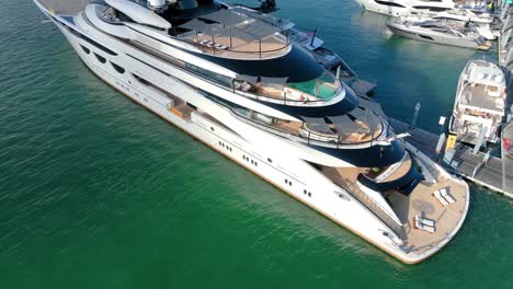 Blick-Auf-Eine-Luxusyacht,-Die-Im-Yachthafen-Auf-Der-Miami-Boat-Show-Vertäut-Ist