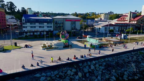 Familias-Y-Personas-Caminando,-Tomando-Fotos-Y-Disfrutando-Del-Día-Soleado-Alrededor-De-La-Escultura-&#39;sentados-Frente-Al-Mar&#39;-En-Puerto-Montt,-Chile