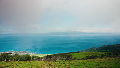 Hohe-Aussicht-Auf-Die-Malerische-Küstenlandschaft-Der-Azoren,-Portugal