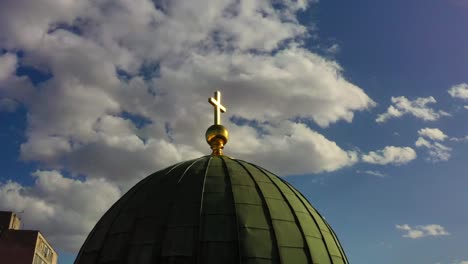 Das-Christliche-Kreuz-Auf-Der-Spitze-Der-Kirchenkuppel,-Drohnenaufnahmen