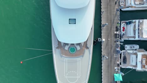 Ein-Blick-Auf-Eine-Luxuriöse-Yacht-Im-Yachthafen-Der-Miami-Boat-Show