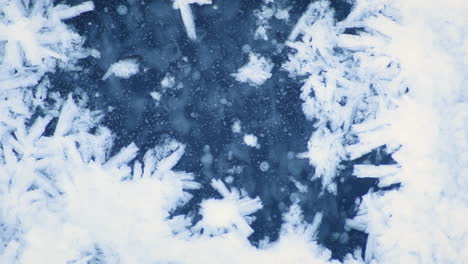 Foto-Macro-De-Hielo-Azul-Parcialmente-Cubierto-Por-Cristales-Blancos-De-Nieve