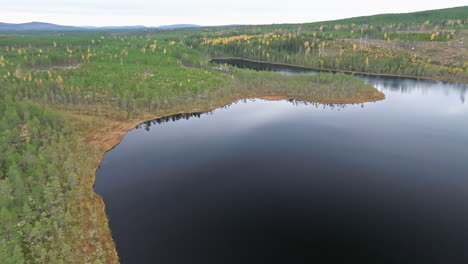 Lago-Tranquilo-Con-Un-Entorno-Forestal-En-La-Temporada-De-Otoño-En-Suecia.