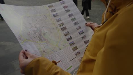 Mujer-Turista-Mirando-El-Mapa-En-La-Calle-De-La-Ciudad-Europea-De-Ljubljana,-Eslovenia