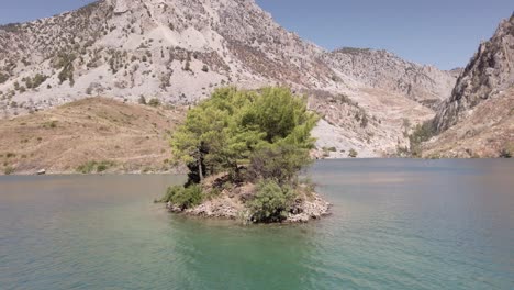 Insel-Inmitten-Des-Ruhigen-Wassers-Der-Grünen-Schlucht-Im-Oymapinar-Staudamm-In-Der-Nähe-Von-Manavgat,-Antalya,-Türkei