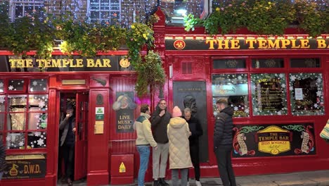 Customers-entering-and-leaving-thebTemplebar-Pub-Dublin-ireland