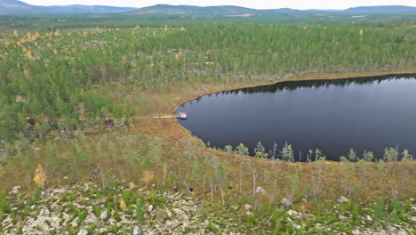 Stilles-Wasser-Eines-Sees,-Umgeben-Von-Herbstlichen-Tannenwäldern-In-Schweden