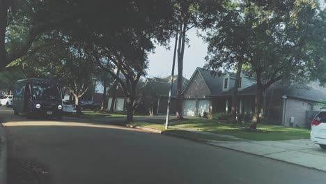 Ein-Elektrischer-Lieferwagen-Von-Amazon-Liefert-Pakete-In-Einem-Wohngebiet-In-Clear-Lake,-Houston,-Texas