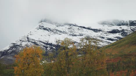 Tief-Hängende-Wolken-Ruhen-Auf-Den-Schneebedeckten-Berggipfeln