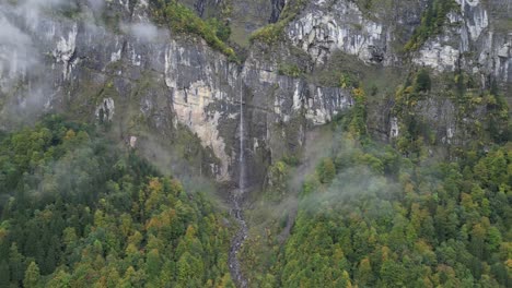 Luftaufnahme-Eines-Dünnen-Wasserfallstroms-Von-Oben