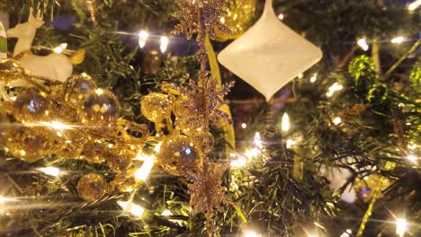 Weihnachtsbaum-Elegantes-Dekor,-Lichter-Funkeln,-Nahaufnahme,-Schwenk-Nach-Rechts