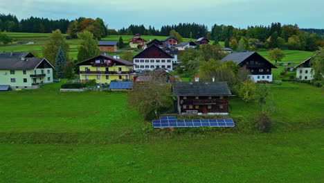 Un-Pueblo-Remoto-En-Austria-Alimentado-Por-Paneles-Solares---Aéreo