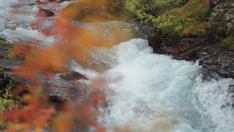 Ein-Wilder-Gebirgsfluss-Stürzt-In-Das-Felsige-Flussbett-Der-Herbstlandschaft
