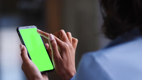 Businesswoman-using-smartphone,-back-view,-green-screen