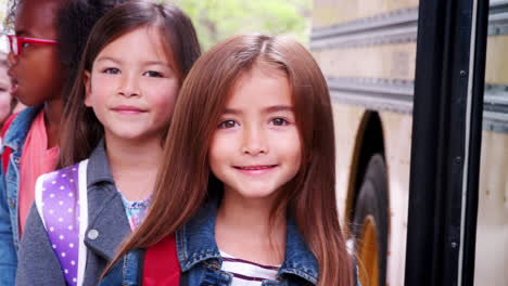 Zwei-Mädchen-Vorne-In-Der-Warteschlange-Für-Den-Grundschulbus