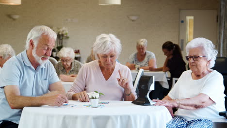 Gruppe-Von-Senioren,-Die-Im-Altersheim-Bingo-Spielen