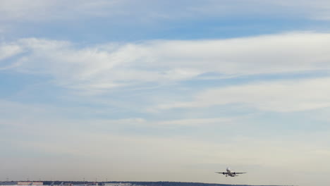 Flugzeuge-Der-Ural-Airlines-Starten-Und-Steigen-Nach-Russland-Auf