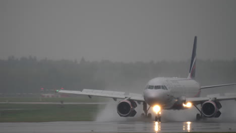 Aeroflot-Airbus-A320-Aterrizando-En-La-Pista-Mojada-Del-Aeropuerto-De-Sheremetyevo