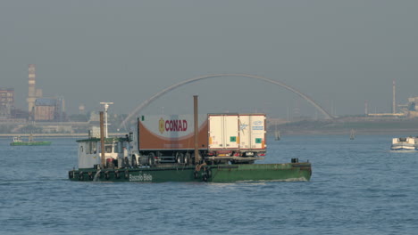 Barcaza-Que-Transporta-Camiones