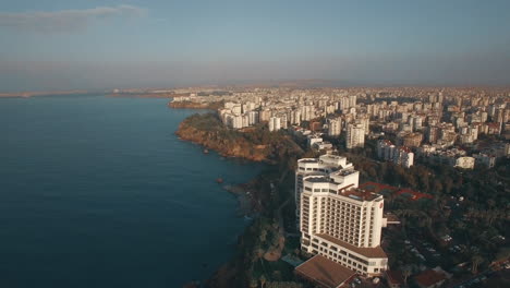 Vista-Aérea-Del-Paisaje-Urbano-Costero-De-Antalya-Turquía