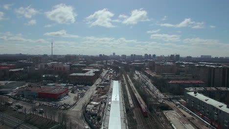 Vista-Aérea-De-Moscú-Con-El-Tren-Que-Recorre-La-Ciudad-Rusia