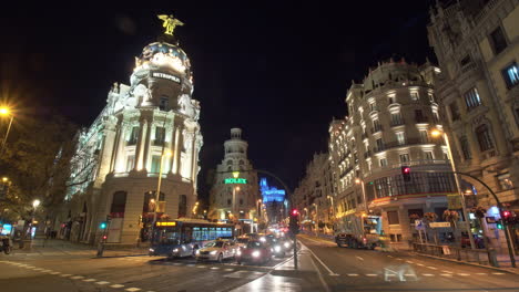 Timelapse-Del-Tráfico-De-Transporte-En-La-Noche-Madrid-Gran-Vía-Calle-Con-Metrópolis