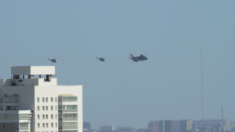 Fliegende-Hubschrauber-Während-Der-Siegesparade-In-Moskau,-Russland