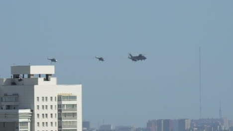 Helicópteros-Volando-Durante-El-Desfile-De-La-Victoria-En-Moscú,-Rusia