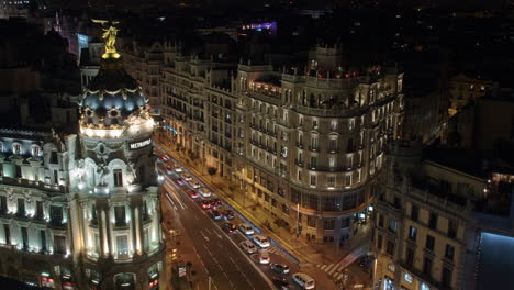 Timelapse-Nocturno-Del-Flujo-De-Tráfico-De-La-Calle-Gran-Vía-De-Madrid-Y-El-Edificio-De-La-Metrópolis.