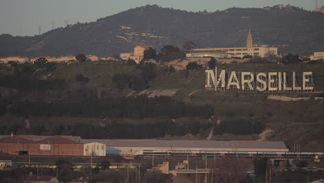 Un-Panorama-Suburbano-Con-Trenes-Expresos-Cerca-De-Marsella.