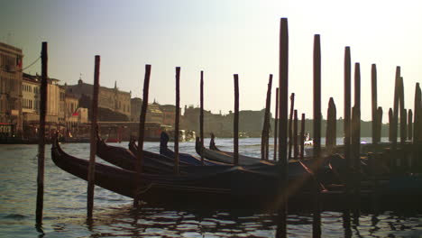 Barcos-Góndola-En-Venecia-Italia-En-Sus-Amarres.