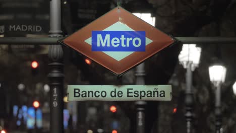 Vista-Nocturna-Del-Cartel-Del-Metro-Banco-De-España-En-Madrid,-España