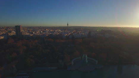 Escena-Aérea-De-Madrid-Con-El-Parque-Del-Buen-Retiro-En-La-Mañana-De-Invierno-España