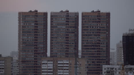 Una-Vista-Urbana-De-Tres-Edificios-De-Varias-Plantas.