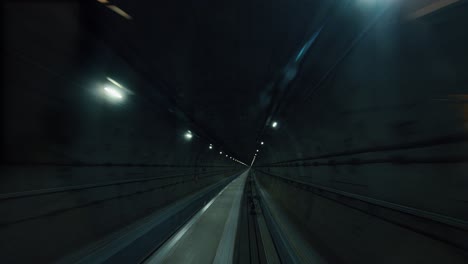 U-Bahn-Fährt-Durch-Den-Tunnel