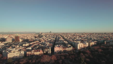 Luftaufnahme-Des-Bevölkerungsreichen-Madrid-Am-Wintermorgen-In-Spanien