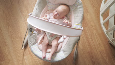 Neugeborenes-Baby-Beobachten-Handy