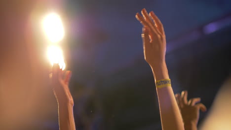 Slow-motion-shot-of-hands-clapping