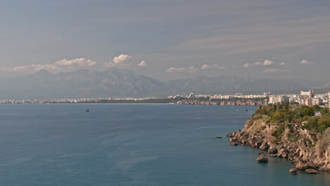 Zeitraffer-Einer-Malerischen-Meereslandschaft-Mit-Bergen-Und-Der-Stadtküste-Von-Antalya