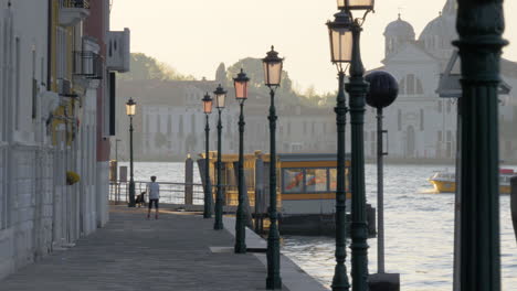 Escena-De-Venecia-Con-Canal-Y-Calle-Waterside-Italia