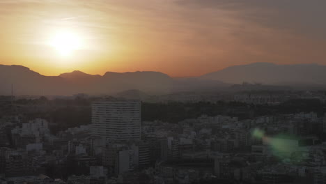 Un-Oscuro-Atardecer-En-Alicante