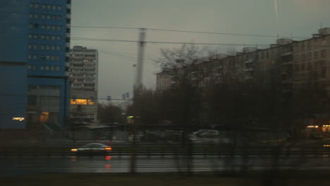 Herbstabendstadt-Im-Fenster-Des-Fahrenden-Zuges-Moskau-Russland