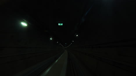 El-Tren-Subterráneo-Disminuye-Su-Velocidad-A-Medida-Que-Se-Acerca-A-La-Estación.