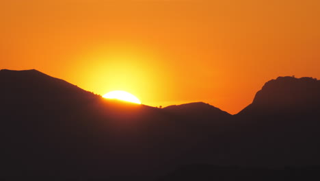 Una-Puesta-De-Sol-Dorada-En-Las-Montañas