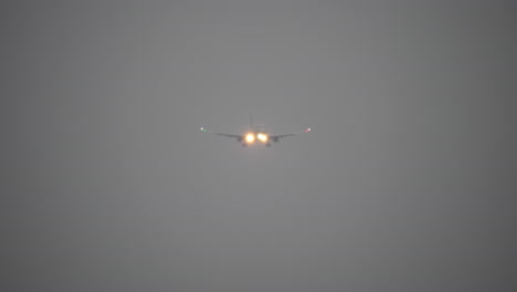 Un-Avión-Volando-En-El-Cielo-Sombrío
