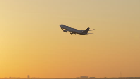 Abendlicher-Flugzeugstart