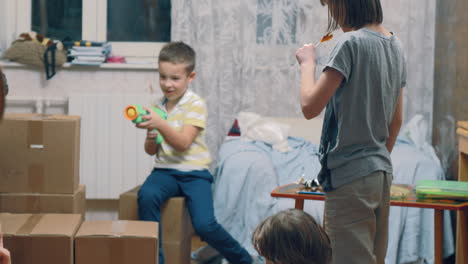 Gruppe-Von-Kindern,-Die-Zwischen-Kisten-Spielen