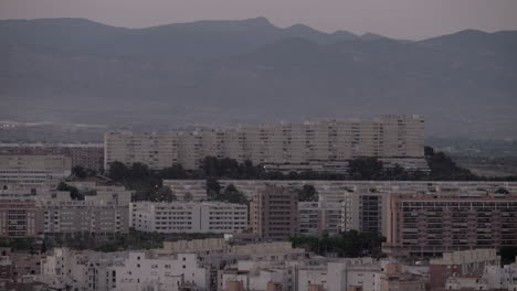 Alicante-Gebäude-Vor-Nebligen-Abendbergen