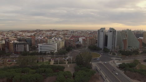 Toma-Aérea-De-Valencia-Con-Puente-Angel-Custodi-Jardines-Y-Edificios-Del-Turia